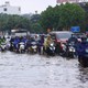 Hà Nội mưa không dứt, giao thông ùn tắc