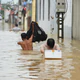 Hà Nội: "Rốn lũ" Trần Phú căng mình chống lũ