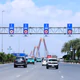 Hình ảnh thí điểm giữ khoảng cách, giới hạn tốc độ 3 làn ô tô trên cầu Nhật Tân