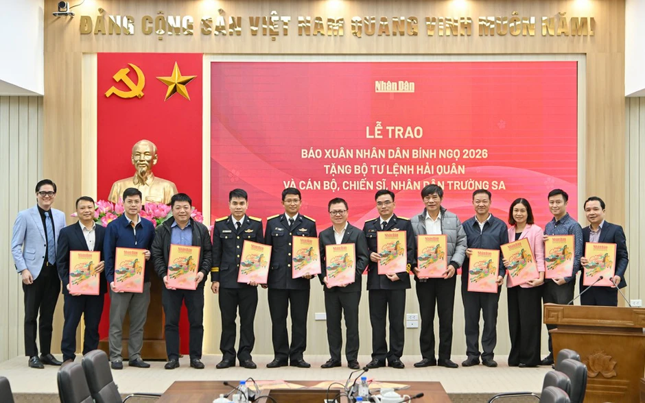 Thắm đượm tình quân dân qua những tờ báo Xuân tặng các chiến sĩ biên giới, hải đảo