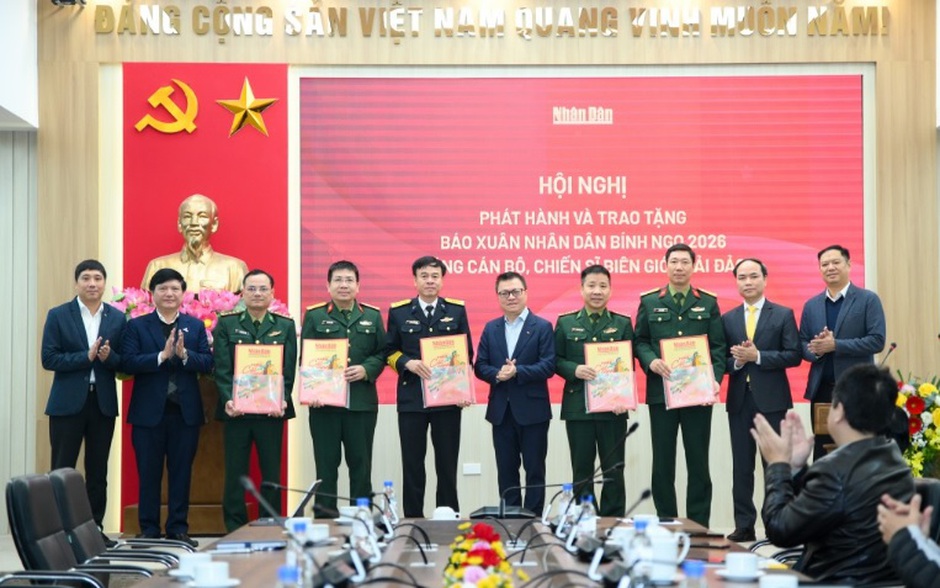 Báo Nhân Dân trao 40 nghìn số Xuân Bính Ngọ tặng cán bộ, chiến sĩ biên giới, hải đảo
