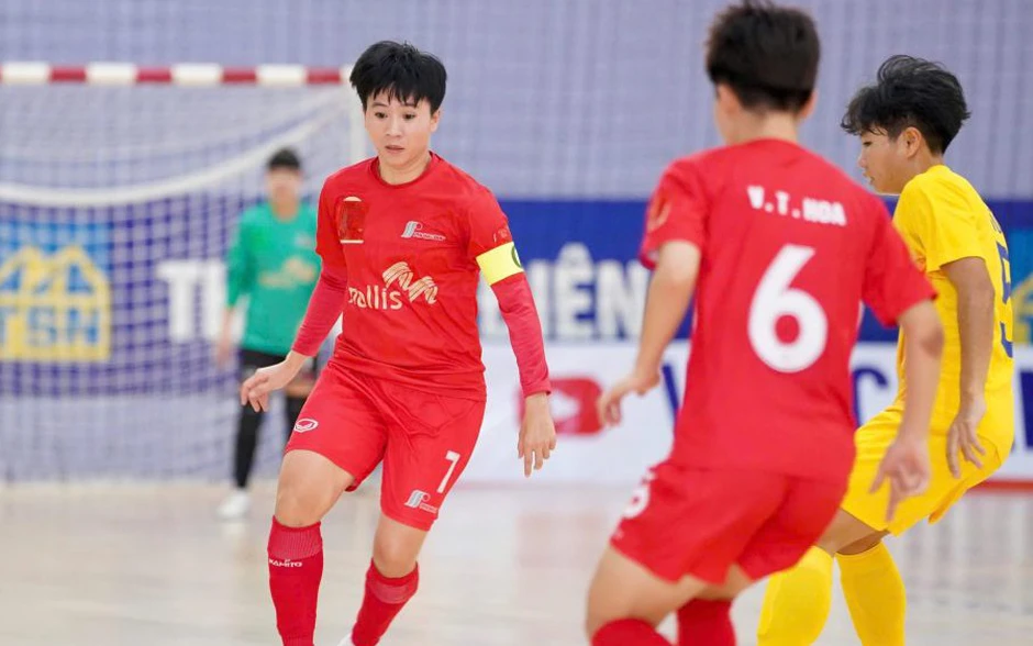 Cựu tuyển thủ quốc gia Thùy Trang và Tuyết Dung cùng tỏa sáng trên sân futsal
