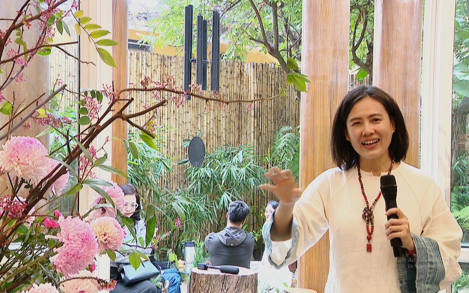 Nữ nghệ sĩ mở triển lãm kết hợp tinh hoa gốm Việt với nghệ thuật cắm hoa Nhật Bản