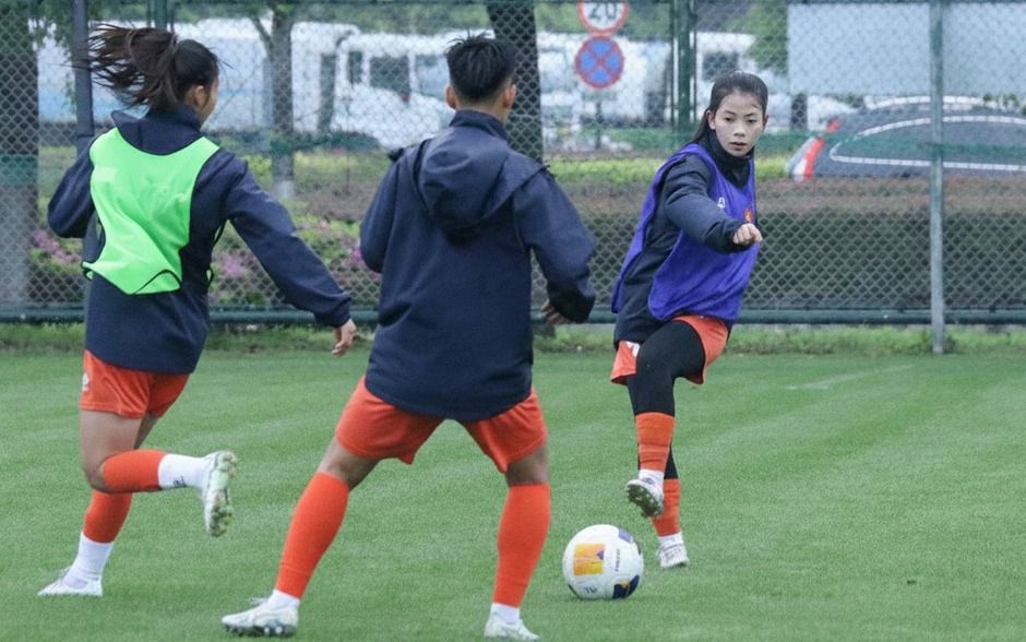U17 nữ Việt Nam vượt khó tập luyện dưới thời tiết lạnh tại Trung Quốc