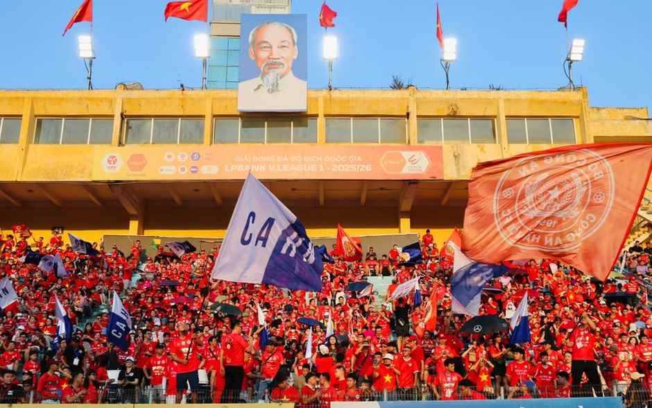 Cổ động viên bùng nổ cảm xúc trong ngày CLB Công an Hà Nội nâng cúp vô địch V-League