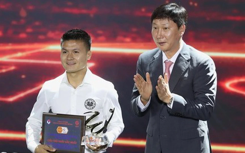 VIDEO Quang Hải được vinh danh Cầu thủ xuất sắc nhất V-League