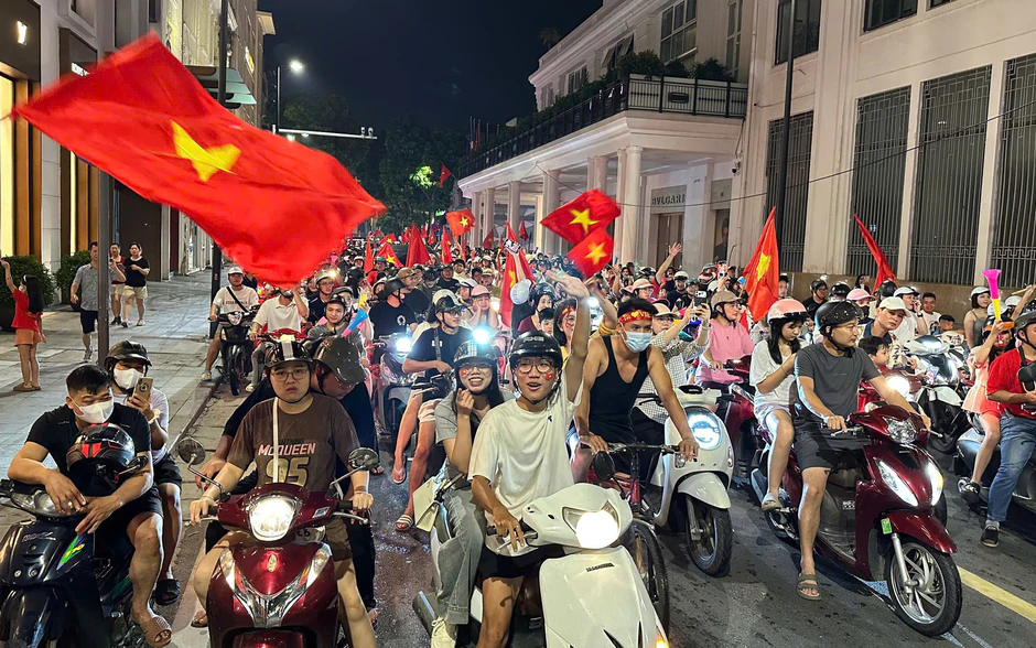 Người hâm mộ trắng đêm 'đi bão' ăn mừng tuyển Việt Nam lập nên cột mốc lịch sử ở ASEAN Cup 